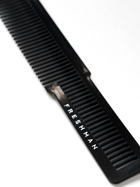 Расческа Freshman Collection Carbon для моделирования и стрижки волос с плоской головкой 17,5 см черная