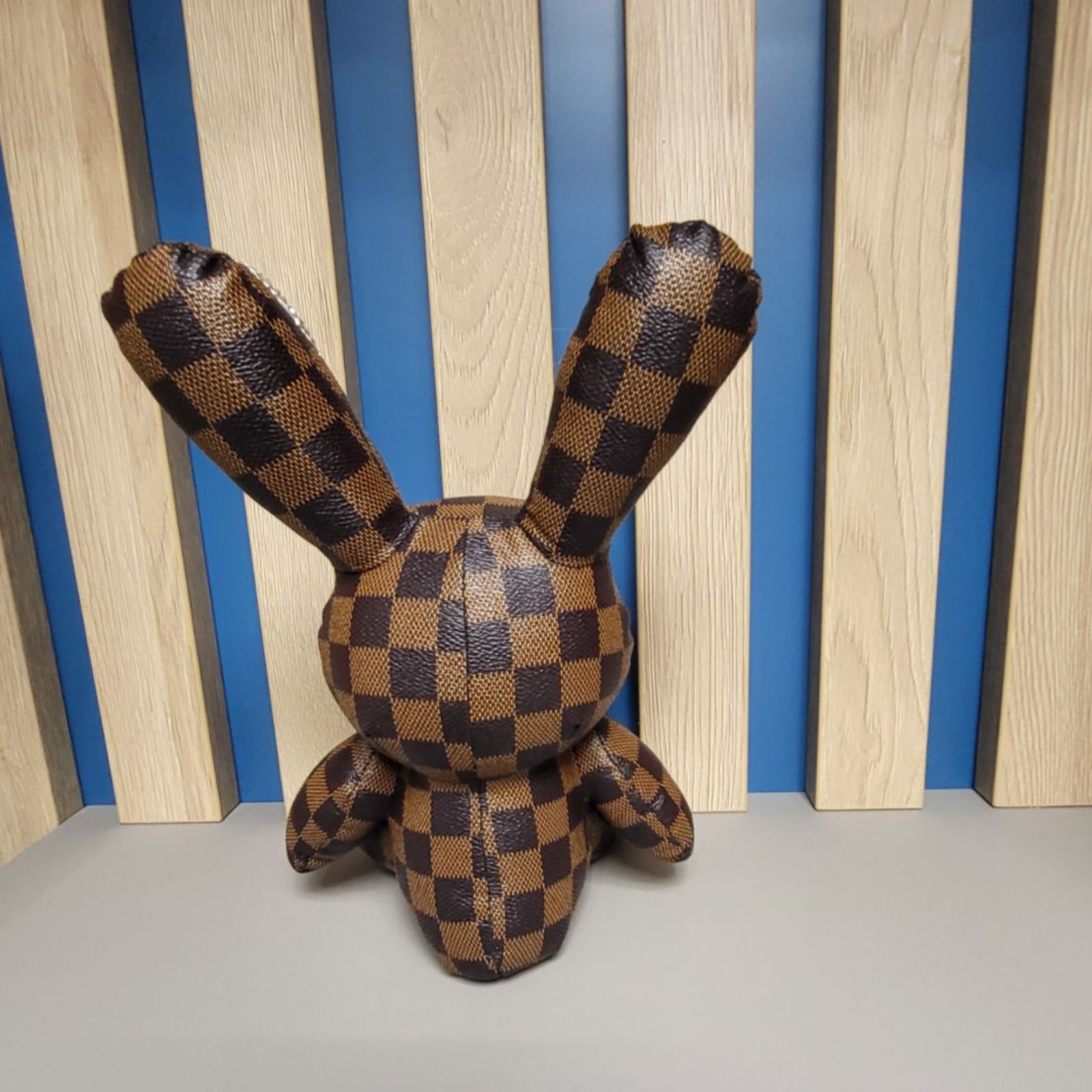 Игрушка интерьерная заяц Клетка средний со стразами коричневый