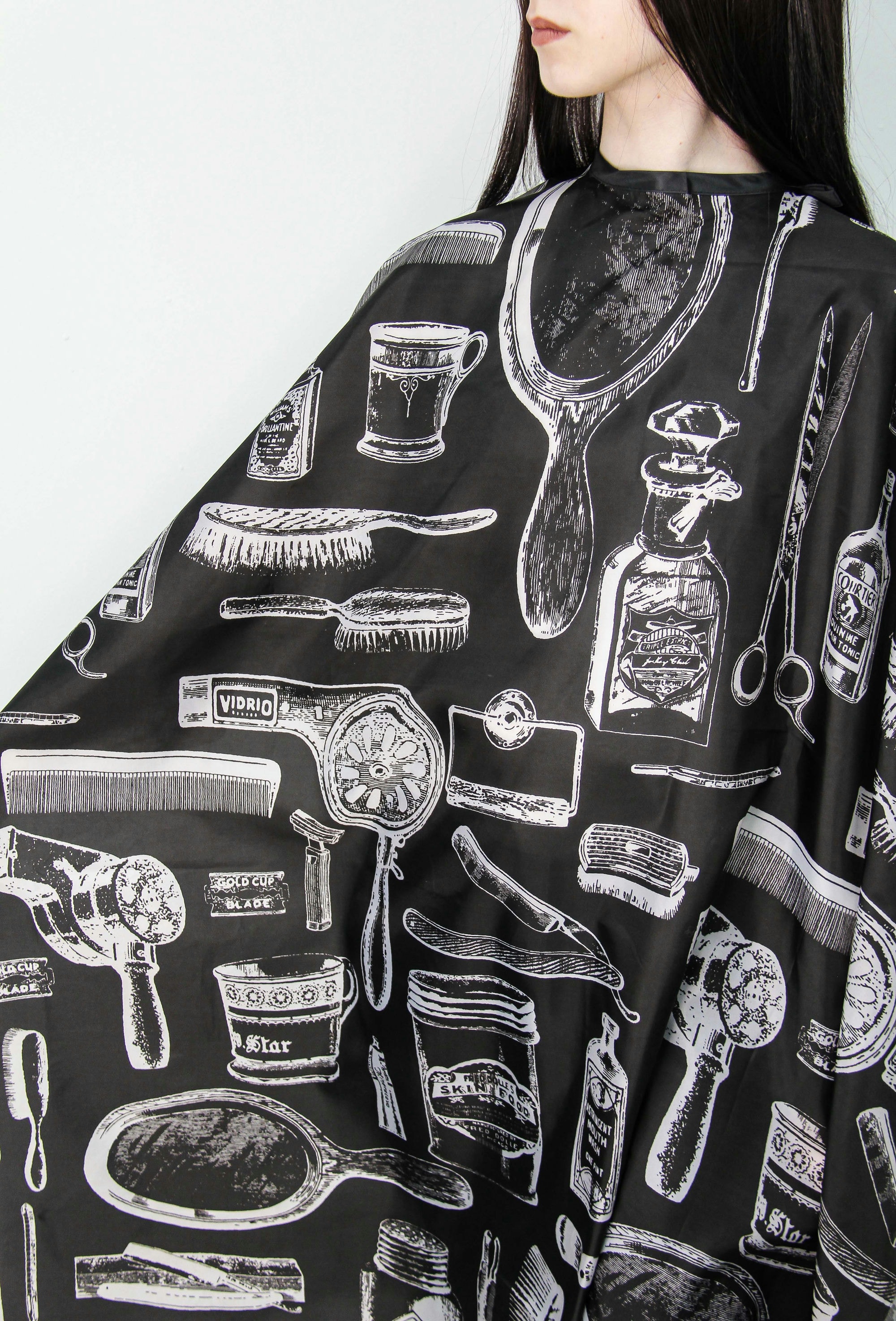 Пеньюар парикмахерский Инструменты на кнопке черный,140х160см