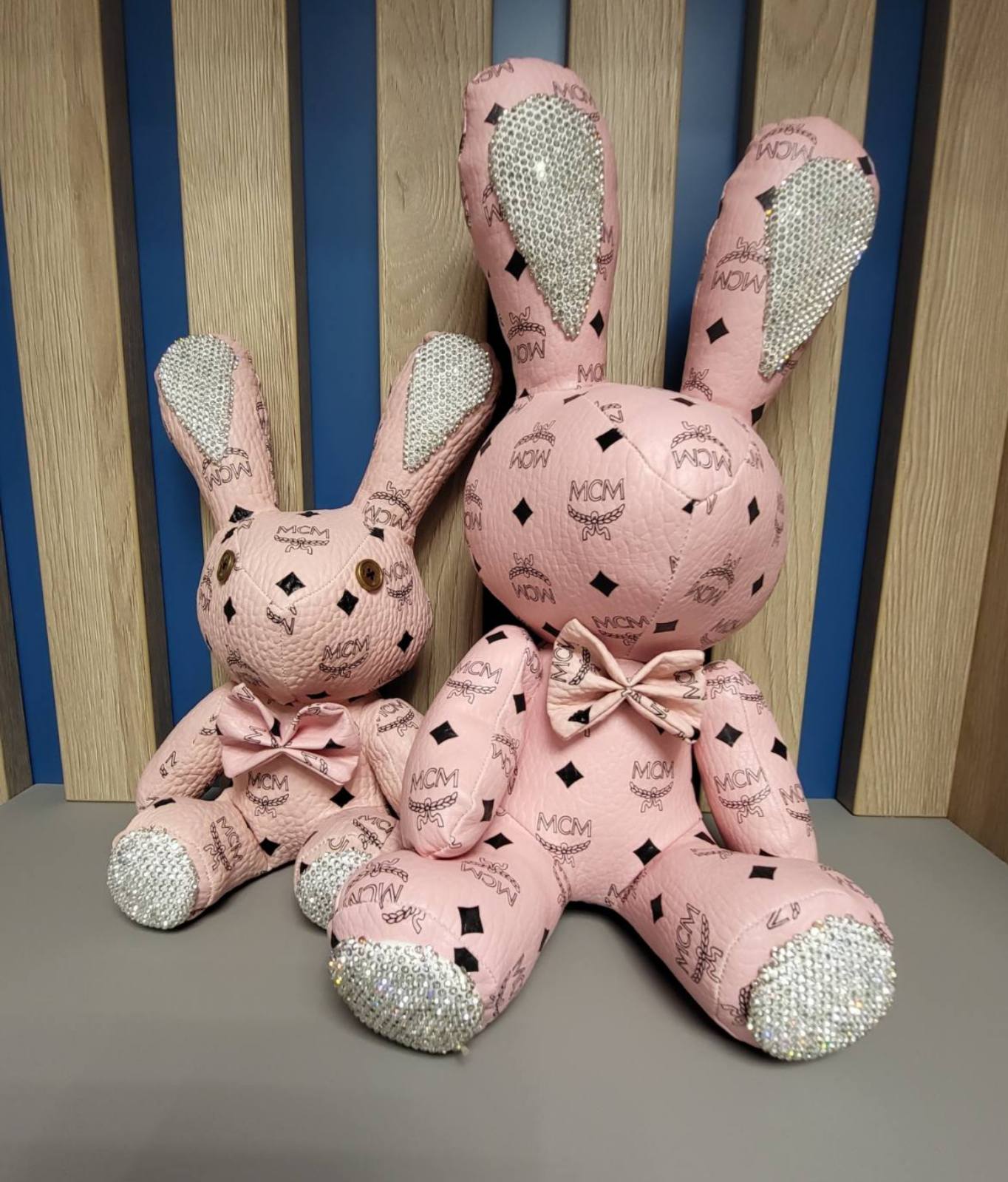 Игрушка интерьерная заяц MCM средний со стразами розовый