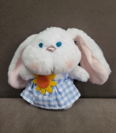 Брелок мягкая игрушка Заяц пухляш в сарафане белый