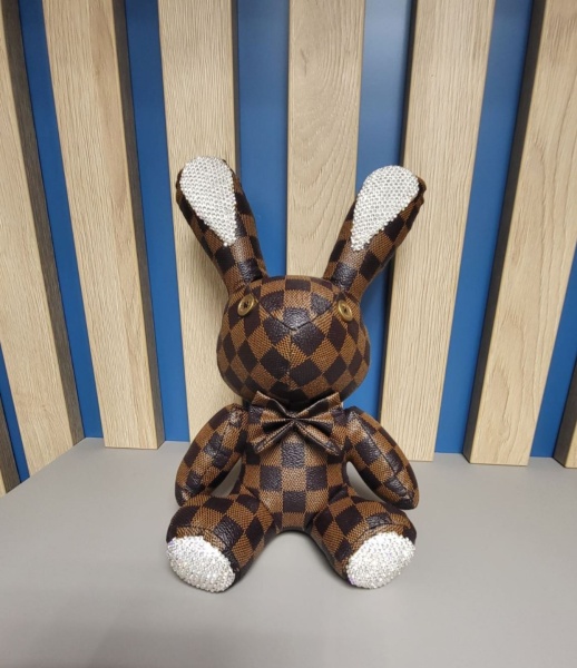 Игрушка интерьерная заяц Клетка средний со стразами коричневый