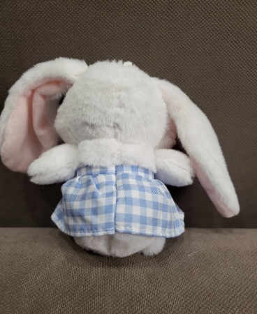 Брелок мягкая игрушка Заяц пухляш в сарафане белый