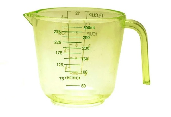 Стакан мерный с носиком и ручкой желтый 300мл