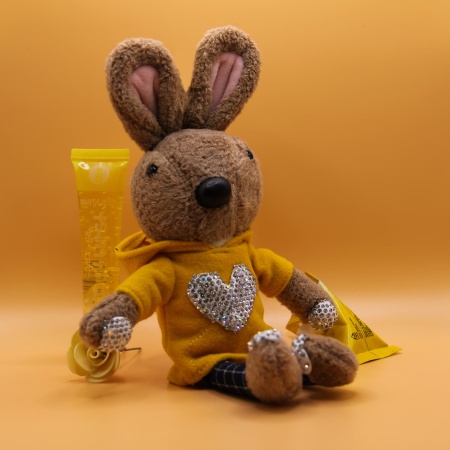 Брелок мягкая игрушка Заяц в кофте желтый