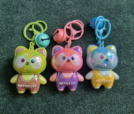 Брелок Кошка перламутровый салатовый