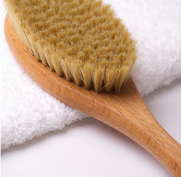 Щетка для тела массажная с натуральной щетиной на цельной деревянной ручке 38см