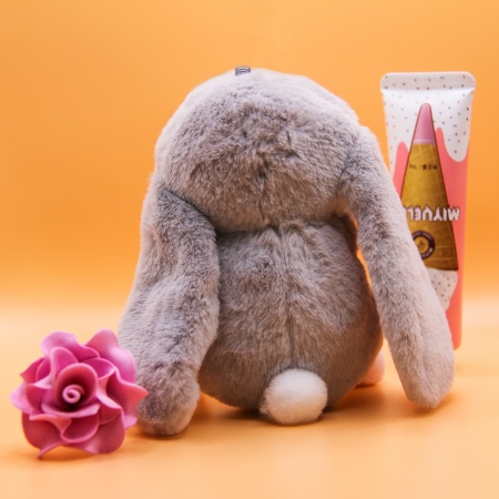 Брелок мягкая игрушка Заяц с морковкой серый