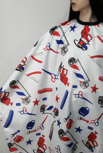 Пеньюар парикмахерский Инструменты на резинке с крючками разноцветные на белом фоне,140х160см