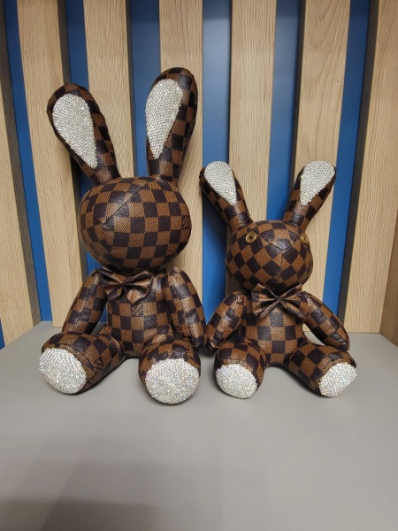 Игрушка интерьерная заяц Клетка средний со стразами коричневый