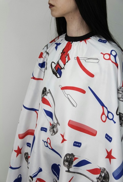 Пеньюар парикмахерский Инструменты на резинке с крючками разноцветные на белом фоне,140х160см