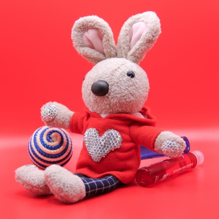 Брелок мягкая игрушка Заяц в кофте красный