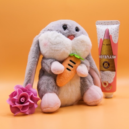 Брелок мягкая игрушка Заяц с морковкой серый