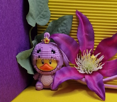 Y&M Брелок Уточка в фиолетовом костюме динозавра