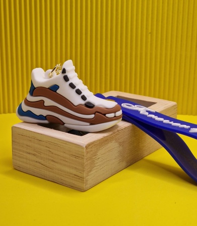 Брелок Кроссовок бело-коричневый (Forever sports)