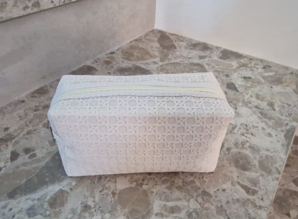 Косметичка рельефная (17*11*9), белая