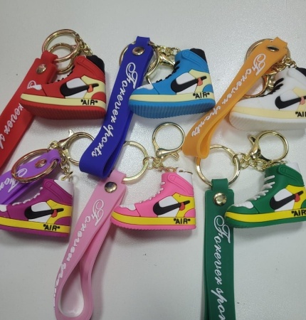 Брелок Кроссовок высокий фукси (Forever sports)