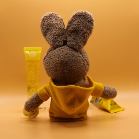 Брелок мягкая игрушка Заяц в кофте желтый