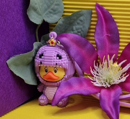 Y&M Брелок Уточка в фиолетовом костюме динозавра