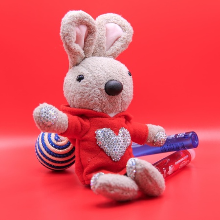 Брелок мягкая игрушка Заяц в кофте красный