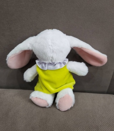 Брелок мягкая игрушка Заяц с морковкой желтый