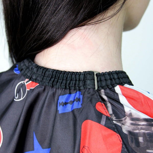 Пеньюар парикмахерский Barber Инструменты на резинке с крючками черный,140х160см