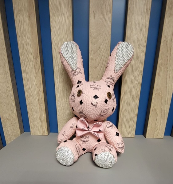 Игрушка интерьерная заяц MCM средний со стразами розовый