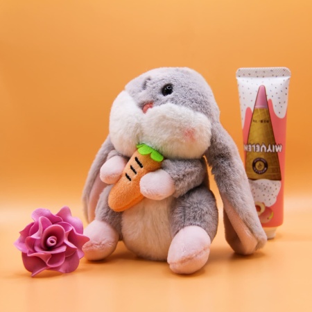 Брелок мягкая игрушка Заяц с морковкой серый